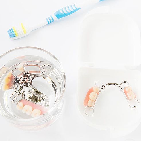 Nettoyer la prothèse dentaire | Protefix
