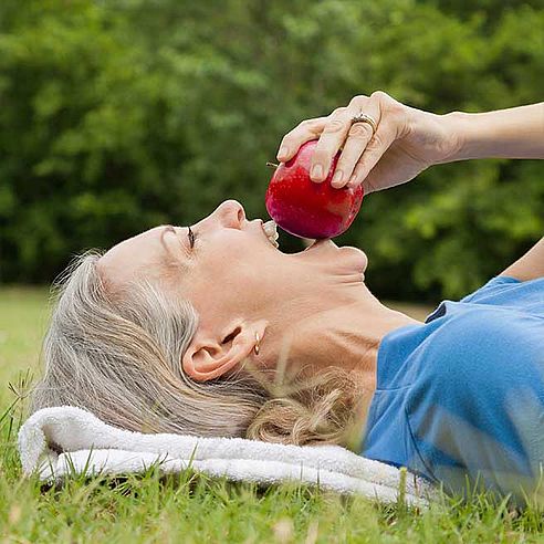 Femme qui croque une pomme | Protefix