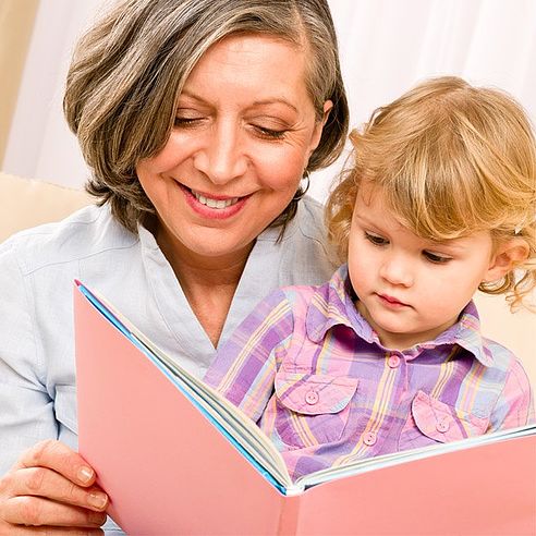 Grootmoeder leest voor aan kleinkind | Protefix