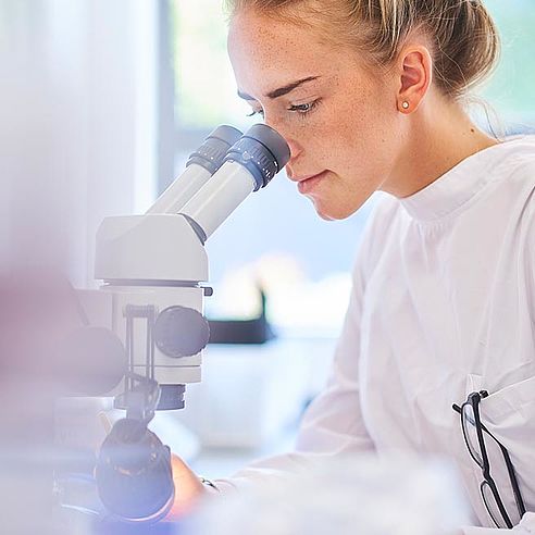 Vrouw voor een microscoop | Protefix