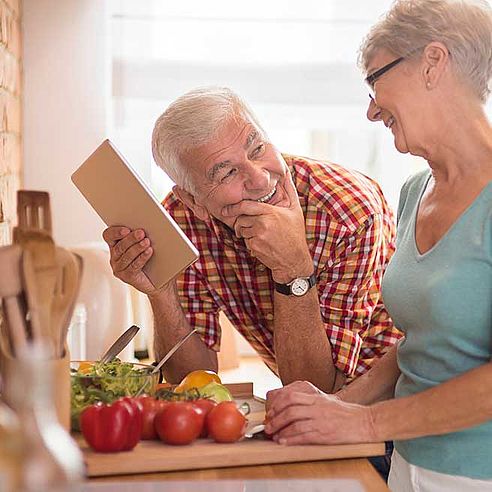 Couple plus âgé en train de préparer le repas | Protefix